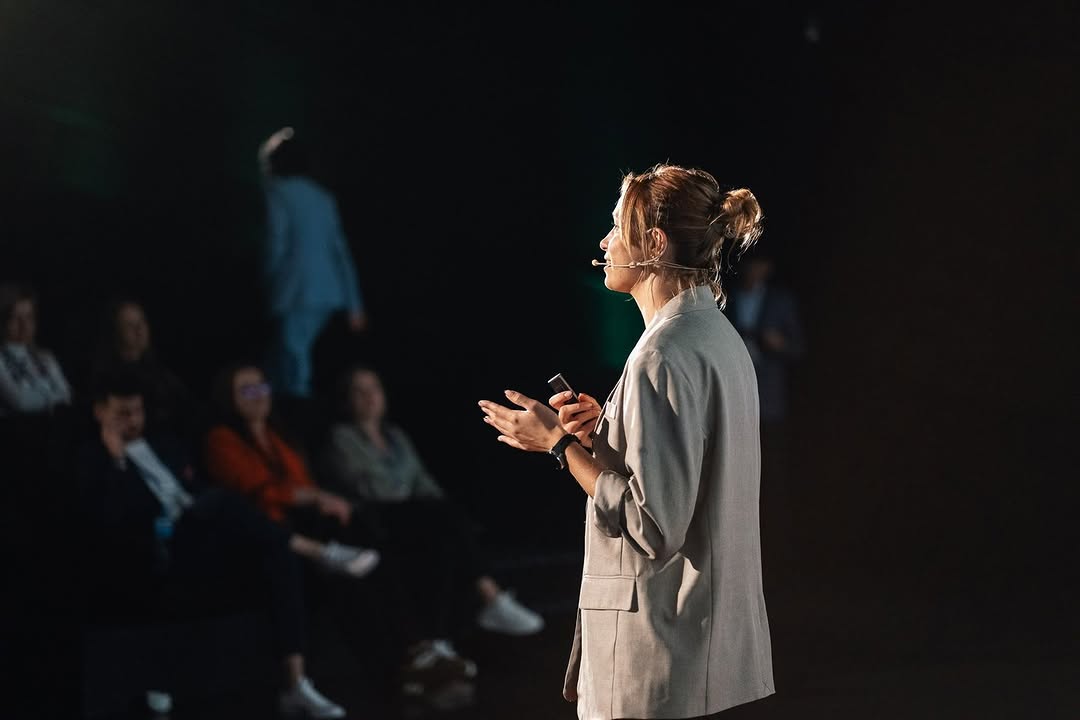 Kama Kotowska podczas wystąpienia przed publicznością