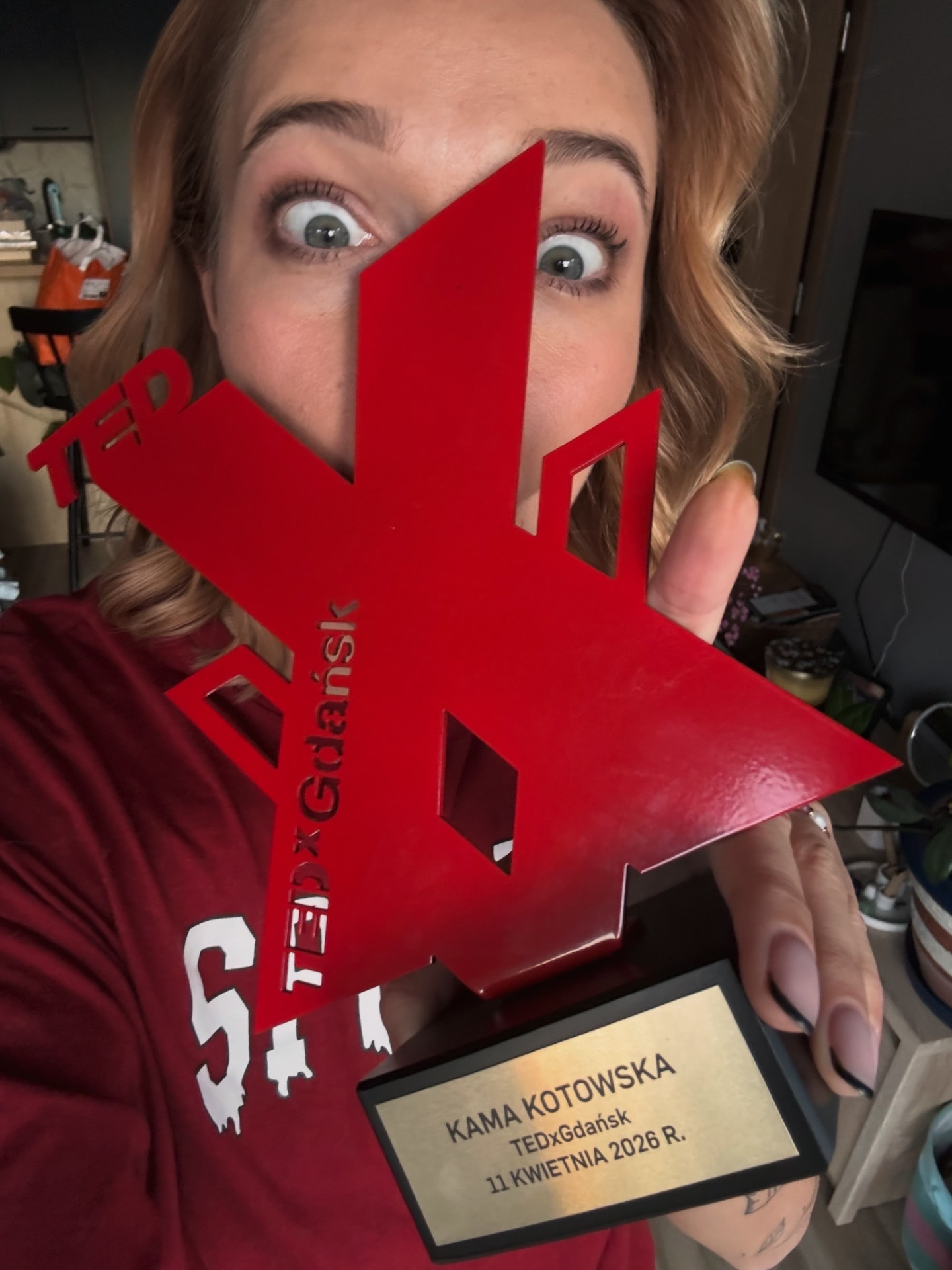 Kama Kotowska ze statuetką TEDxGdańsk