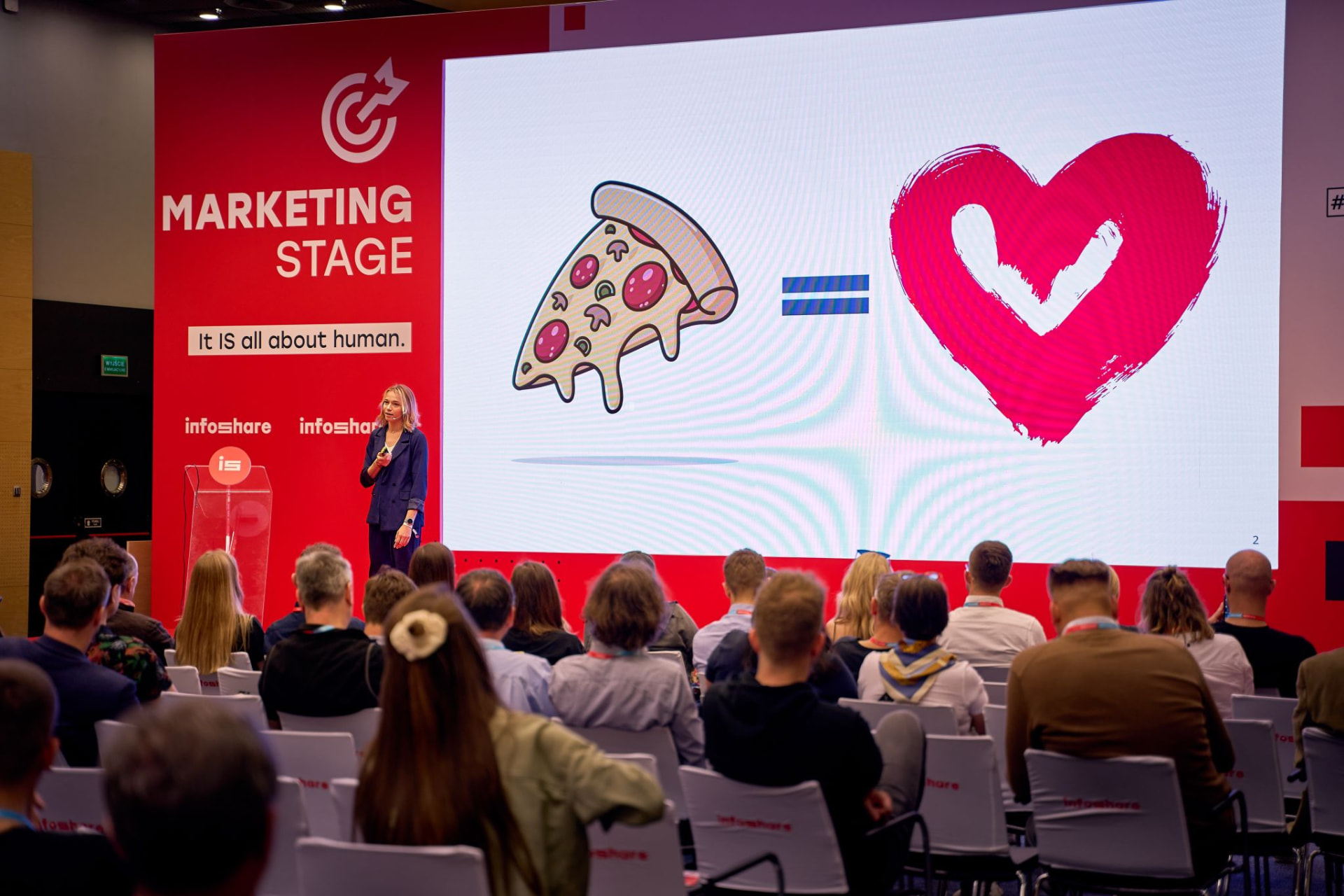 Kama Kotowska podczas keynote'u przed publicznością Infoshare