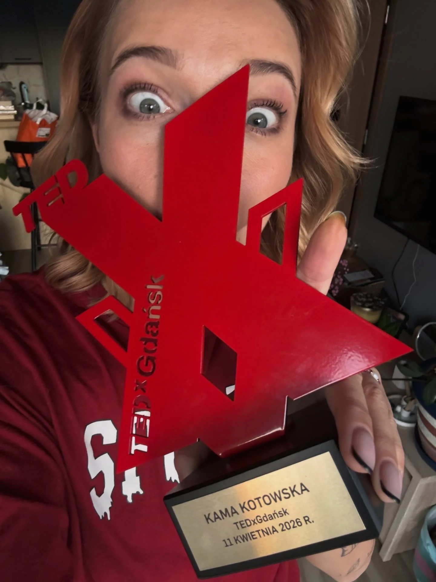 Kama Kotowska ze statuetką TEDxGdańsk