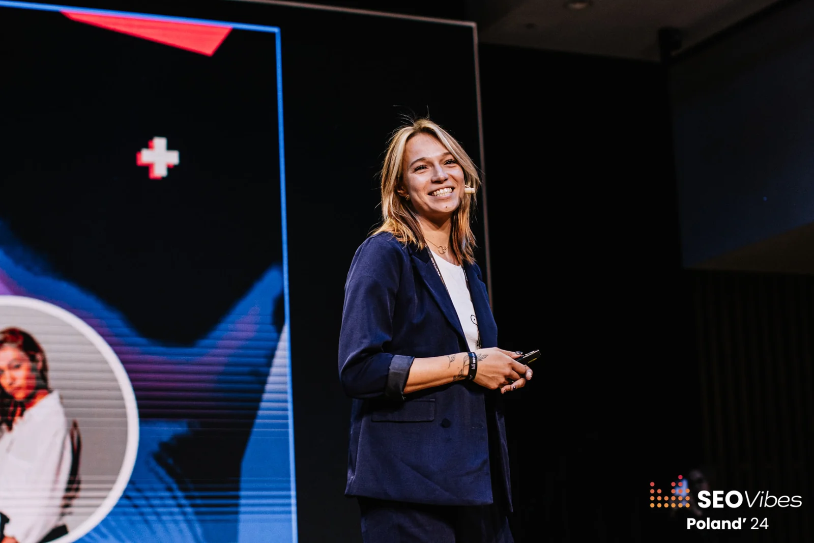 Kama Kotowska uśmiechnięta na scenie konferencji SEOVibes Poland