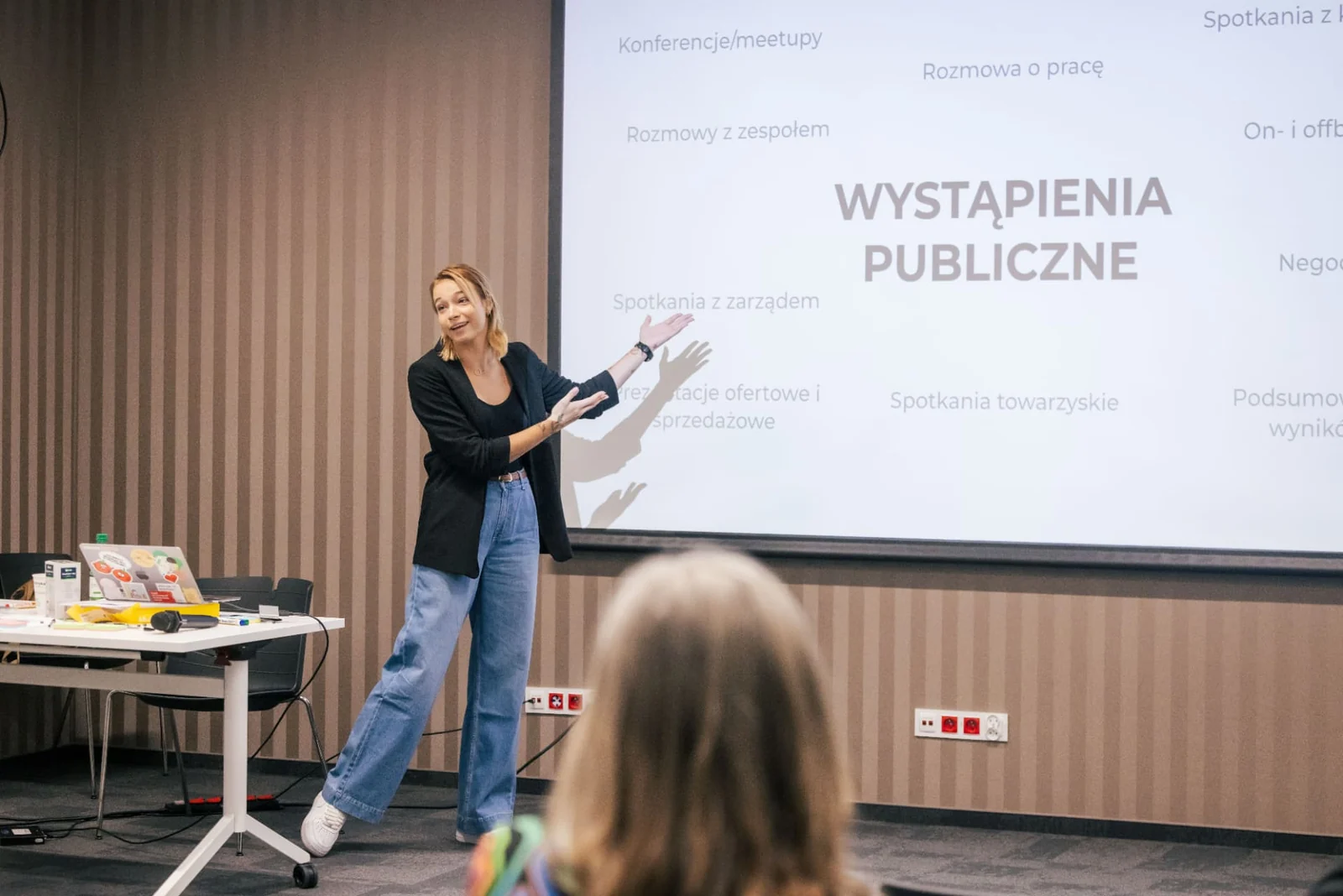 Kama Kotowska prowadząca warsztat z wystąpień publicznych dla zespołu